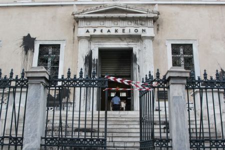 ΣτΕ για επίθεση Ρουβίκωνα: Το κενό από την υποχώρηση των θεσμών καλύπτει η ωμή βία
