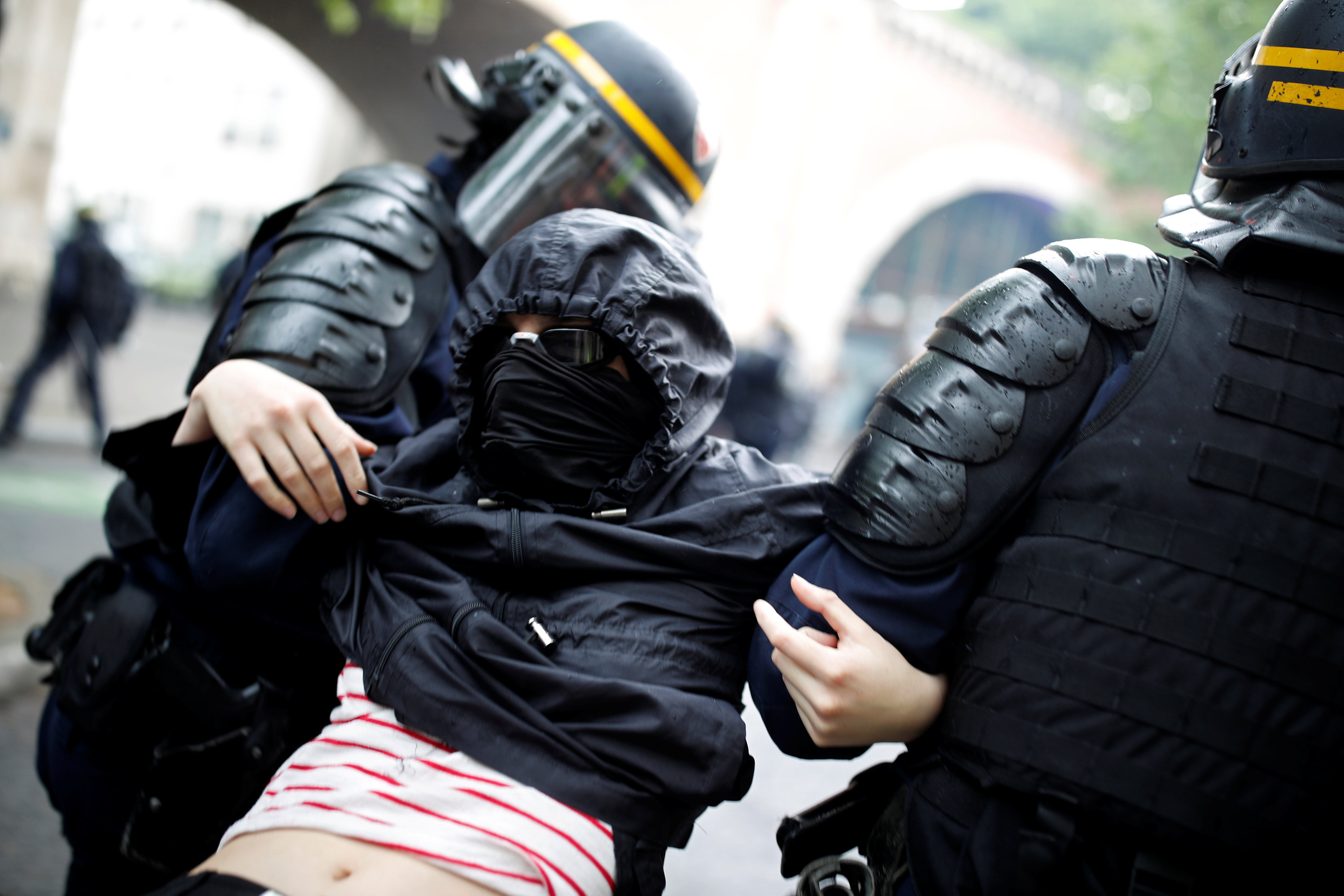 Παρίσι: Συμπλοκές κουκουλοφόρων και αστυνομικών
