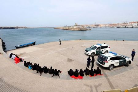 Οι ισπανικές υπηρεσίες διέσωσαν 408 μετανάστες