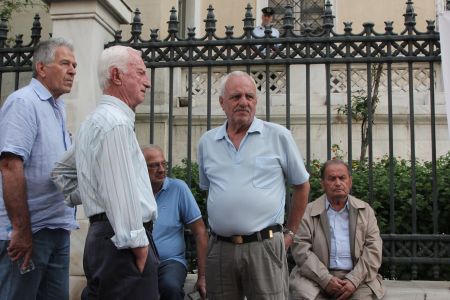 Μαζί με την «έξοδο» και οι περικοπές στις συντάξεις