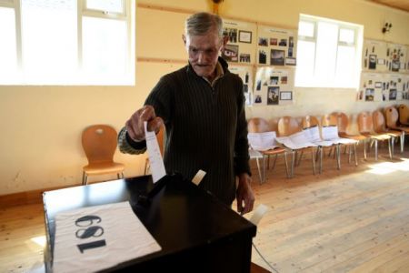 Στις κάλπες οι Ιρλανδοί για το ιστορικό δημοψήφισμα για τις αμβλώσεις