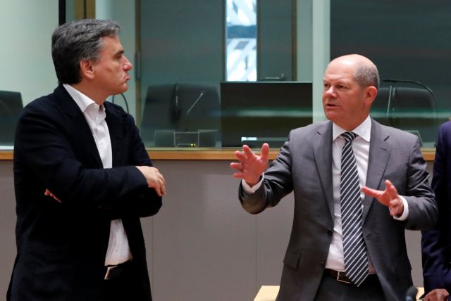 Σε δίλημμα ο γερμανός ΥΠΟΙΚ για το ελληνικό χρέος