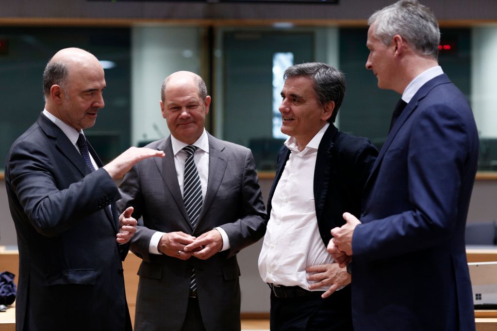 EUobserver: Μέτρα για ελάφρυνση του ελληνικού χρέους και εποπτεία