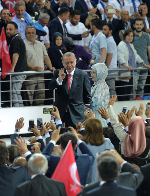 Ο «σουλτάνος» πληρώνει τον πόλεμο της λίρας