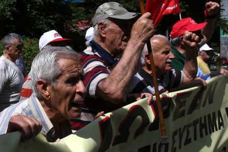 Υπουργείο Εργασίας: Καλλιεργεί φρούδες ελπίδες για τη διάσωση των συντάξεων