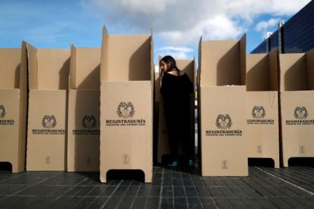 Κολομβία: Aναμέτρηση μεταξύ δεξιάς και αριστεράς στις προεδρικές εκλογές