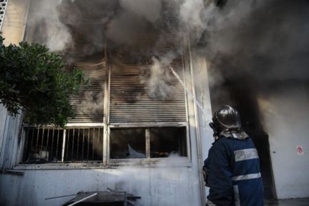 Φωτιά σε εγκαταλελειμμένο κτίριο στο κέντρο της Αθήνας