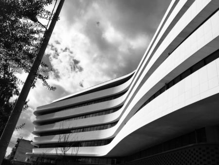 Ενα κτίριο «καταπλέει» στην Αθήνα