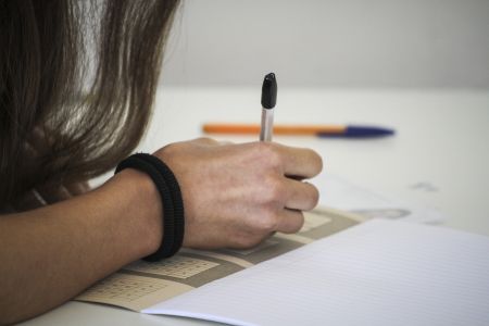 Πανελλαδικές: Αντιγραφή μέσω ακουστικού σε εξεταστικό κέντρο στην Κω