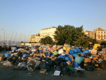 Τουριστική ατραξιόν τα σκουπίδια στην Κέρκυρα