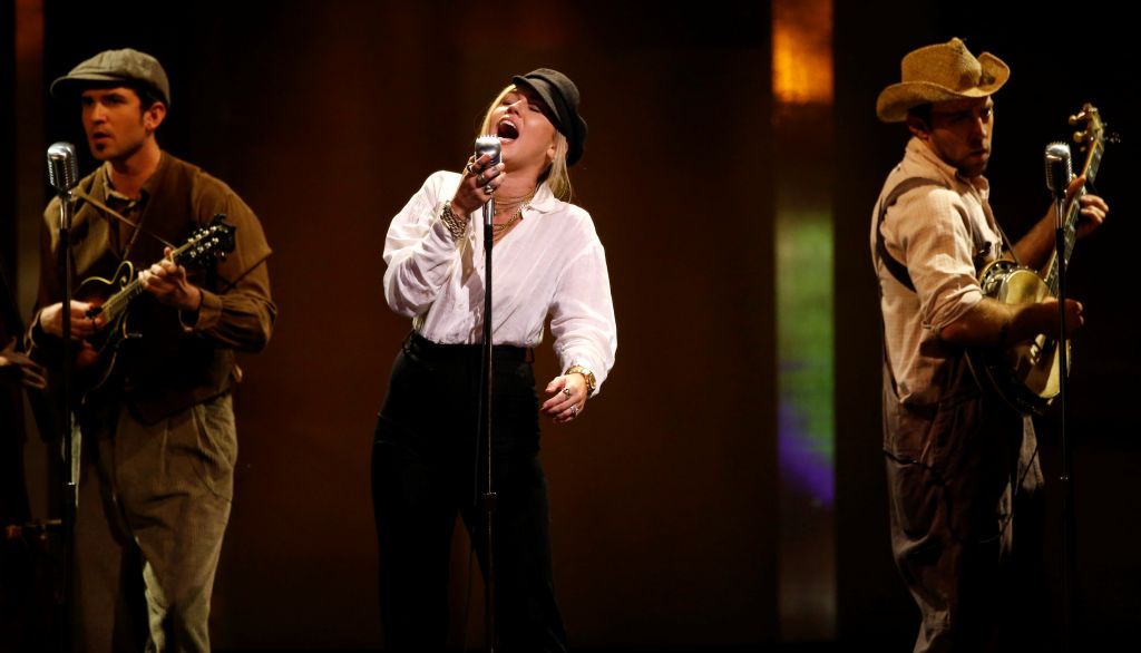 Μάιλι Σάιουρους: Μαζεύει χρήματα για τα παιδιά των μεταναστών