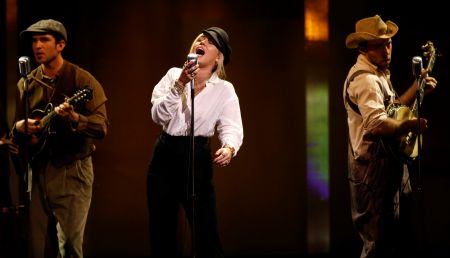 Μάιλι Σάιουρους: Μαζεύει χρήματα για τα παιδιά των μεταναστών