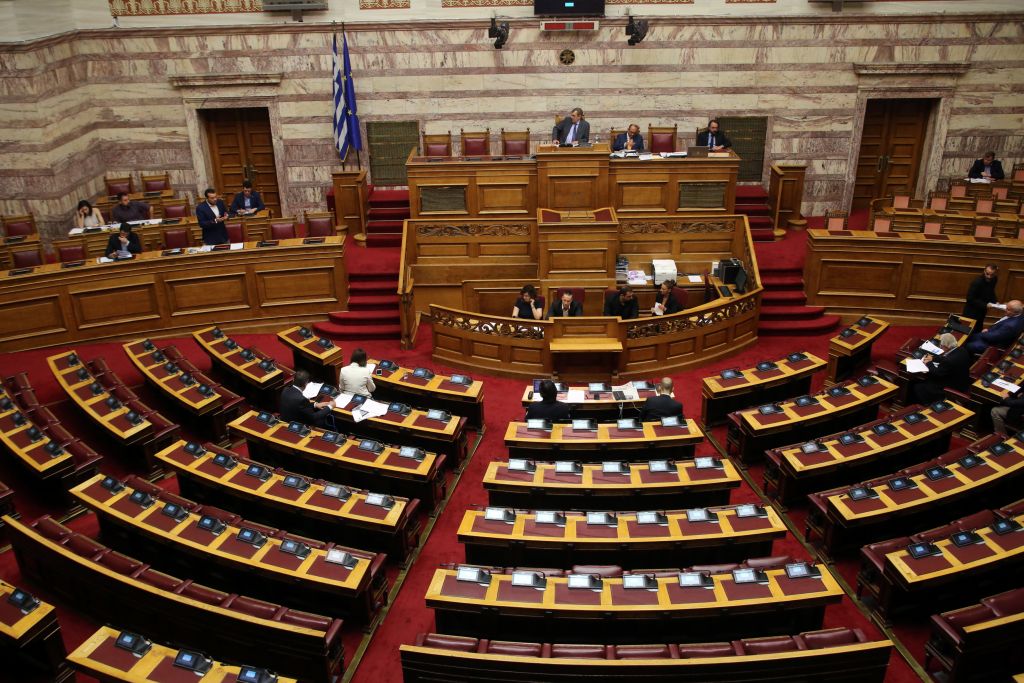 Μεσοπρόθεσμο: Συνταξιούχοι και μισθωτοί πληρώνουν το… μάρμαρο των 5 δισ. ευρώ