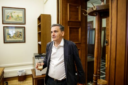 Τσακαλώτος: Δεν είμαι ευτυχής, αλλά εμείς δεν πουλάμε φούμαρα