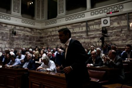 Γκρίνιες βουλευτών, επίδειξη ισχύος από το Μαξίμου