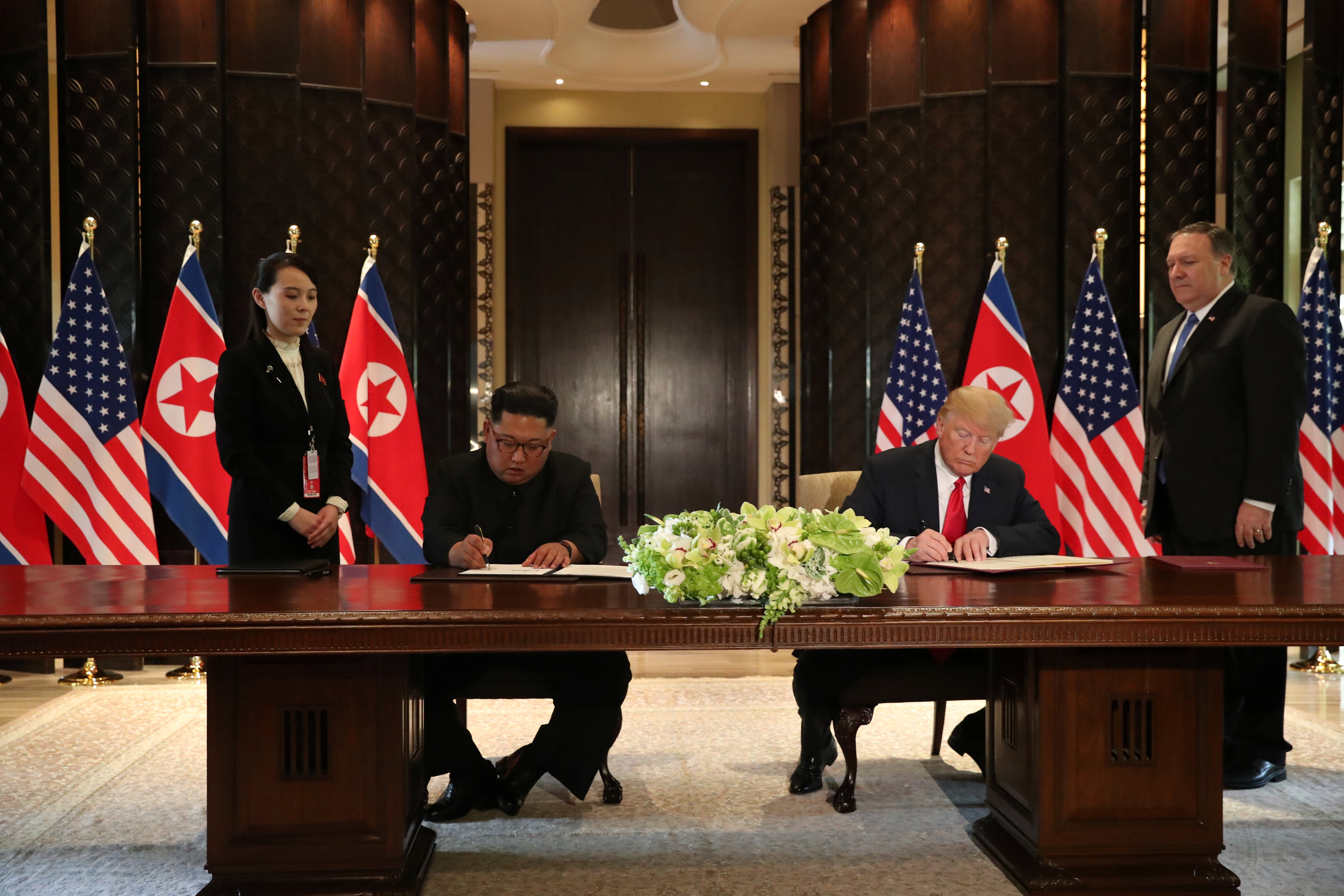 Τέλος εποχής – Ιστορική συμφωνία ΗΠΑ-Βόρειας Κορέας – Τι αναφέρει το κοινό ανακοινωθέν που υπέγραψαν οι Κιμ και Τραμπ
