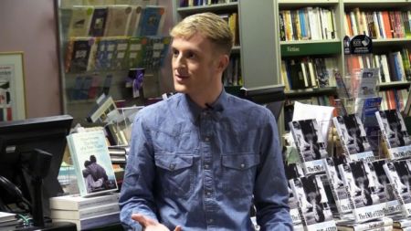 Ο 25χρονος συγγραφέας που θέλει να ντροπιάσει τον Μακρόν