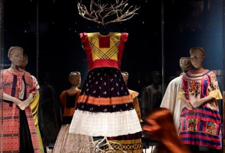 Οι συναρπαστικές μεταμορφώσεις της Φρίντα Κάλο σε μια έκθεση