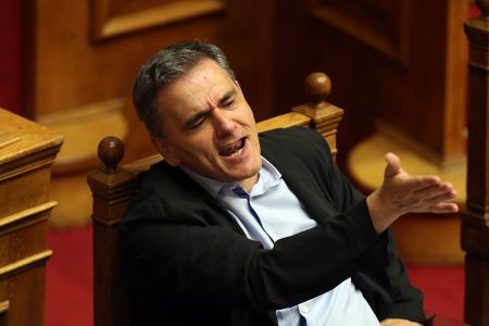 Τσακαλώτος: Σηκώνω τα χέρια ψηλά – Βενιζέλος: Δυστυχώς σηκώνετε και τα πόδια