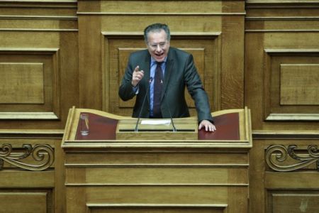 Κουμουτσάκος: Ασύστολο ψεύδος ότι επί Καραμανλή συζητήθηκε το «Μακεδονία»