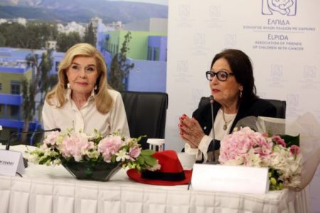 Η Νάνα Μούσχουρη ενισχύει τους σκοπούς του Συλλόγου «ΕΛΠΙΔΑ»