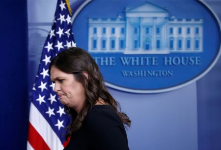 Ανεπιθύμητη σε εστιατόριο η εκπρόσωπος του Λευκού Οίκου