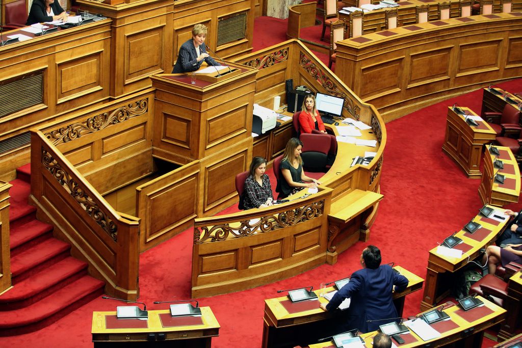 Βουλή: Χτυπάει κόκκινο η αντιπαράθεση