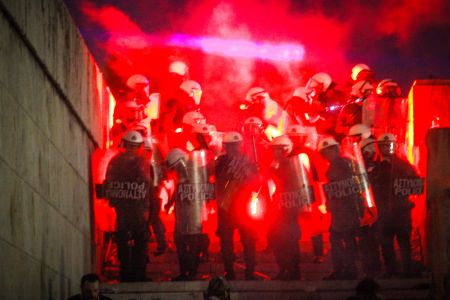 Επεισόδια με μολότοφ και χρήση χημικών έξω από τη Βουλή