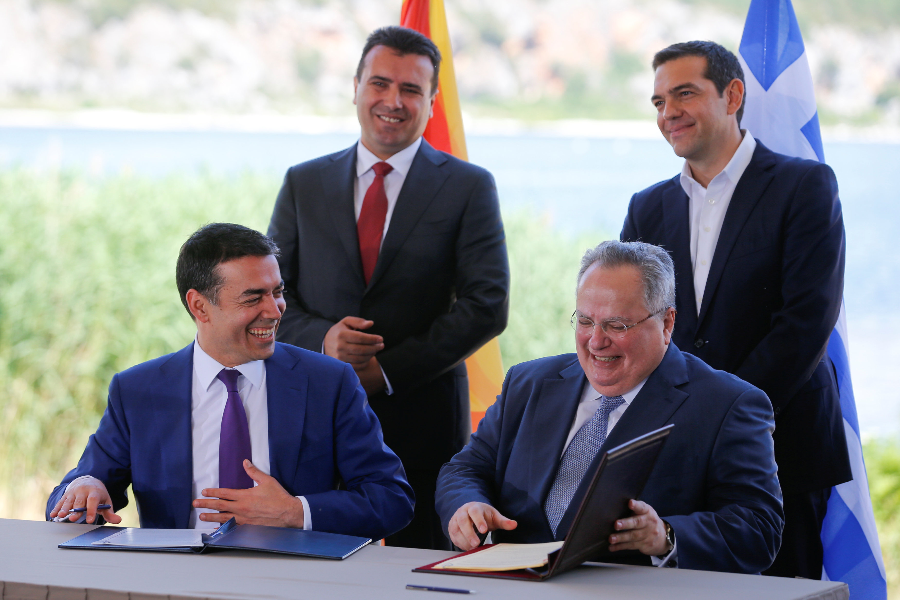 Πρέσπες: Υπογράφηκε η ιστορική συμφωνία μεταξύ Ελλάδας και πΓΔΜ στο χωριό Ψαράδες