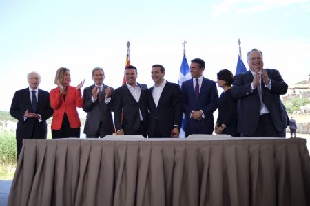 Βρυξέλλες: Διαψεύδεται σύνδεση μείωσης χρέους με συμφωνία για «Βόρεια Μακεδονία»