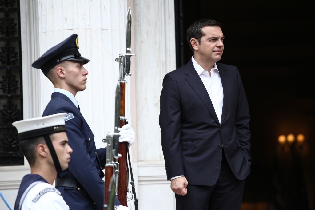 Μαξίμου: Με παροχές προσπαθεί να σταματήσει τη φθορά