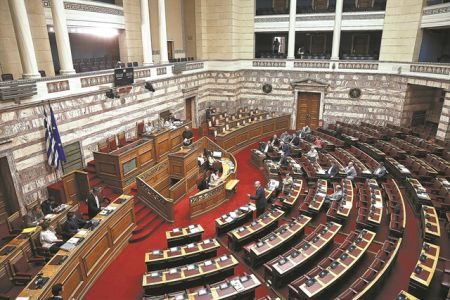 Διχάζουν οι 3 θητείες τους βουλευτές