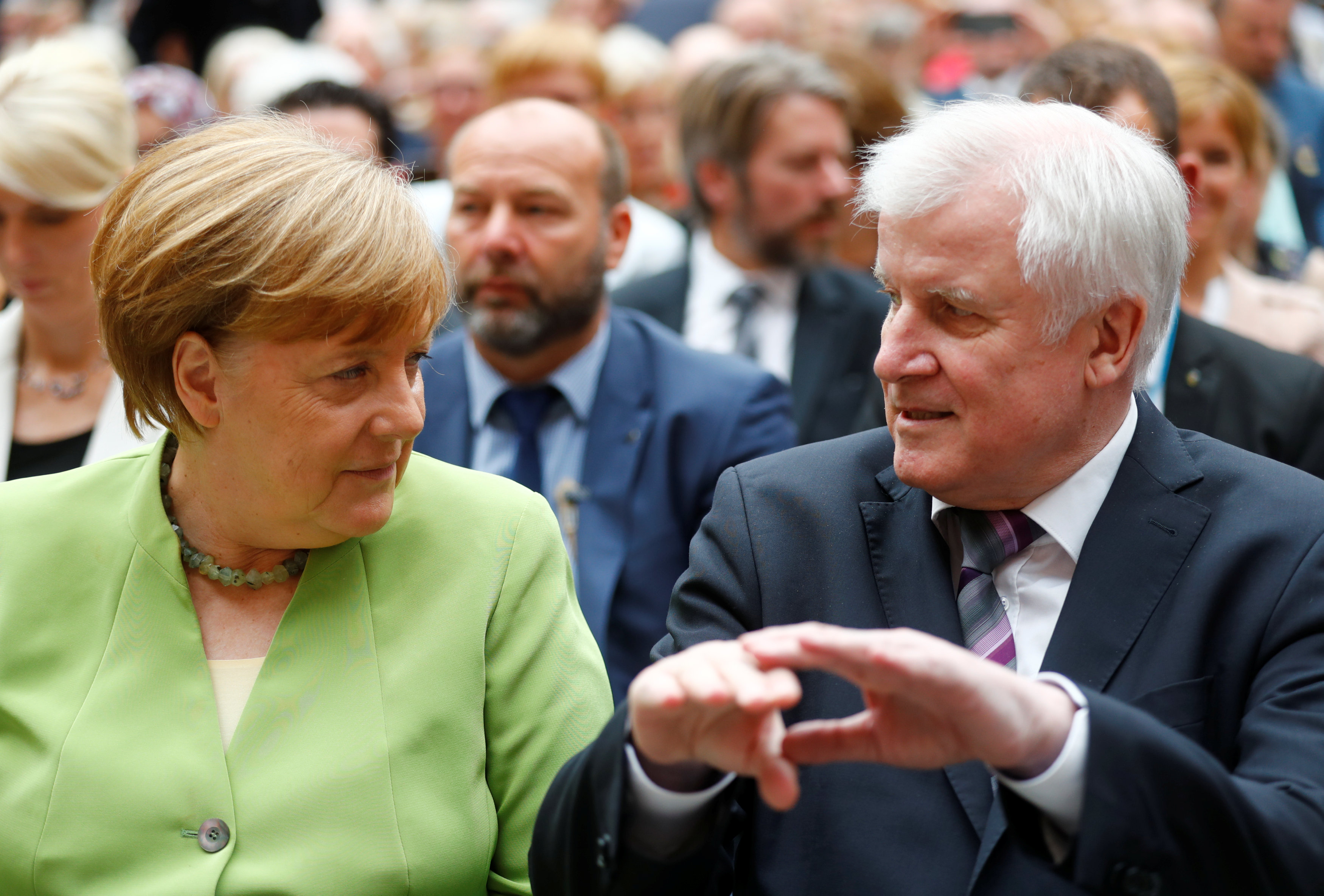 Γερμανία: Επιτεύχθηκε ο συμβιβασμός Μέρκελ – Ζεεχόφερ για το προσφυγικό