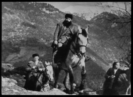 «Λαός υπαίθρου πανηγυρίζει γεγονός. Στοπ»