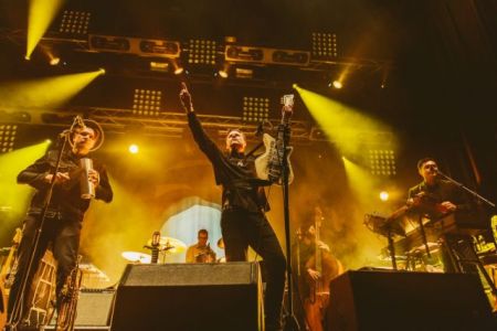 Το νουάρ της ερήμου κάτω από την Ακρόπολη