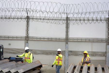 Τραμπ: Περισσότερα δολάρια  για το τείχος στα σύνορα με το Μεξικό