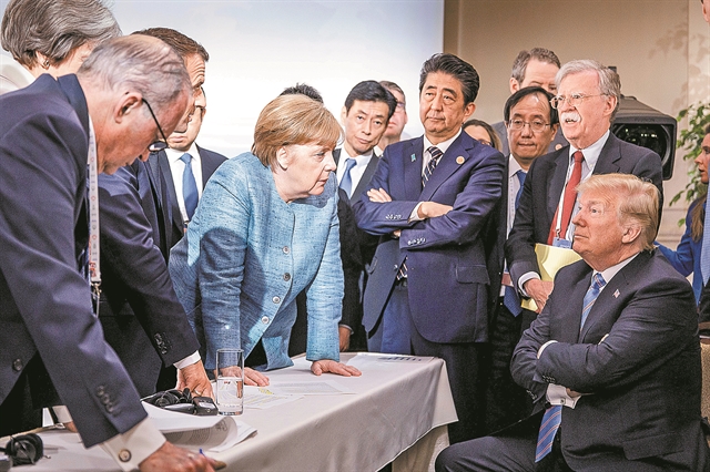 Πώς και γιατί ο Τραμπ ναρκοθετεί τις σχέσεις Ευρώπης – ΗΠΑ