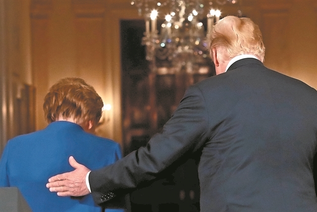 «Διαλέξτε μεταξύ ΗΠΑ και Κίνας»