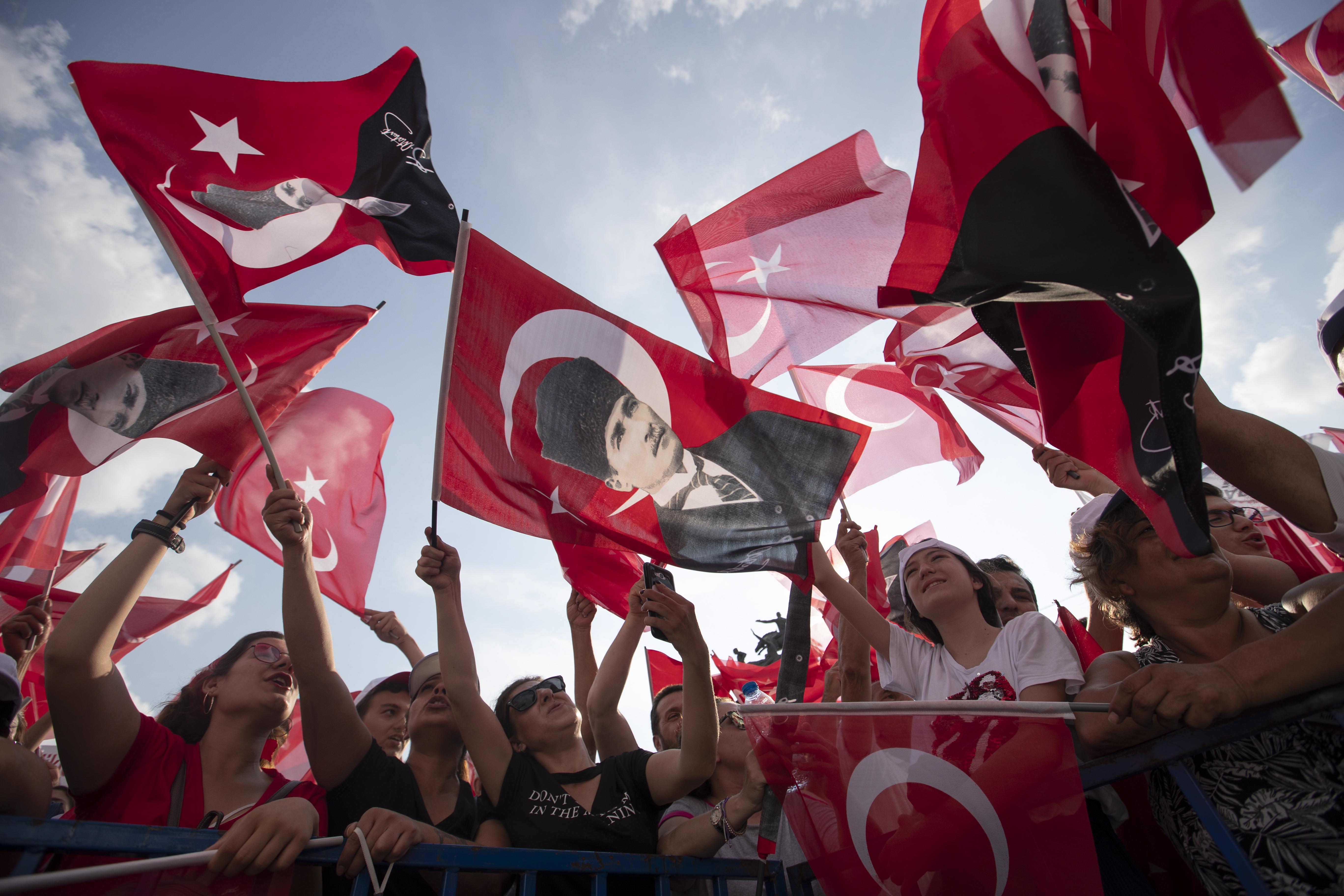 Τουρκία: Δεκάδες χιλιάδες άνθρωποι στην προεκλογική συγκέντρωση του Ιντζέ