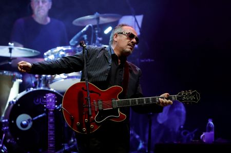 Μάχη με τον καρκίνο δίνει ο βρετανός τραγουδιστής Ελβις Κοστέλο