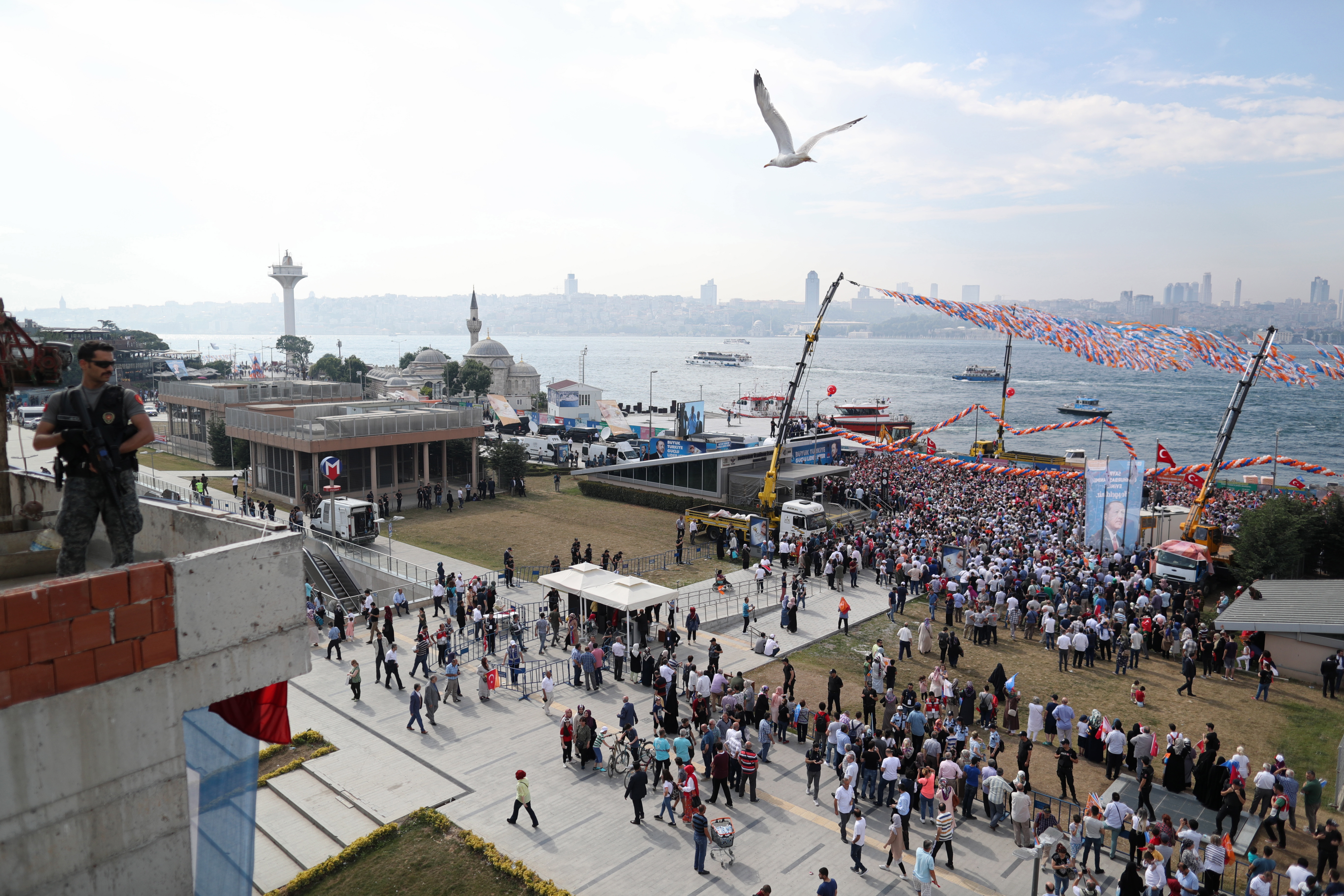 Στην Κωνσταντινούπολη οι τελευταίες ομιλίες των υποψηφίων