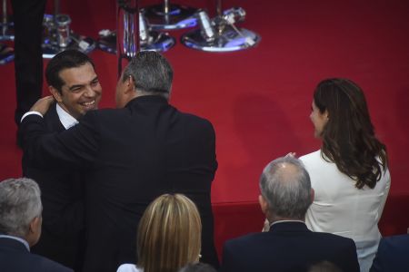 Πολιτικό πόκερ με φόντο το μέλλον της κυβέρνησης