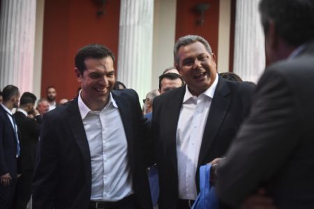 Τσίπρας: Το επικοινωνιακό σόου της γραβάτας κράτησε λίγο