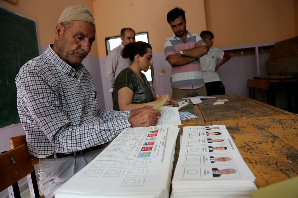Τουρκία: Επεισόδια σε εκλογικές περιφέρειες – Απόπειρα νοθείας