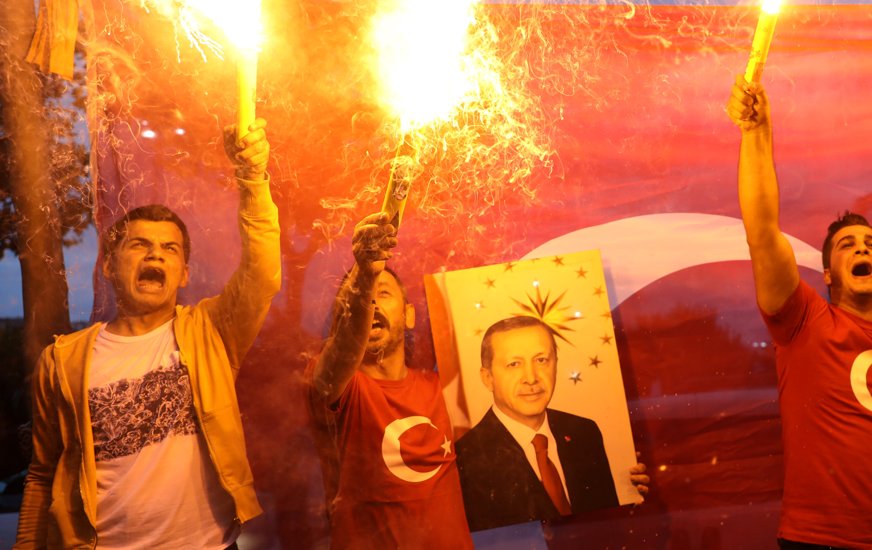 Θρίαμβος Ερντογάν στις τουρκικές εκλογές – Κλειδώνει την επανεκλογή του στην προεδρία από τον α’ γύρο – Παίρνει και τη Βουλή – Πανηγυρίζουν οι υποστηρικτές του