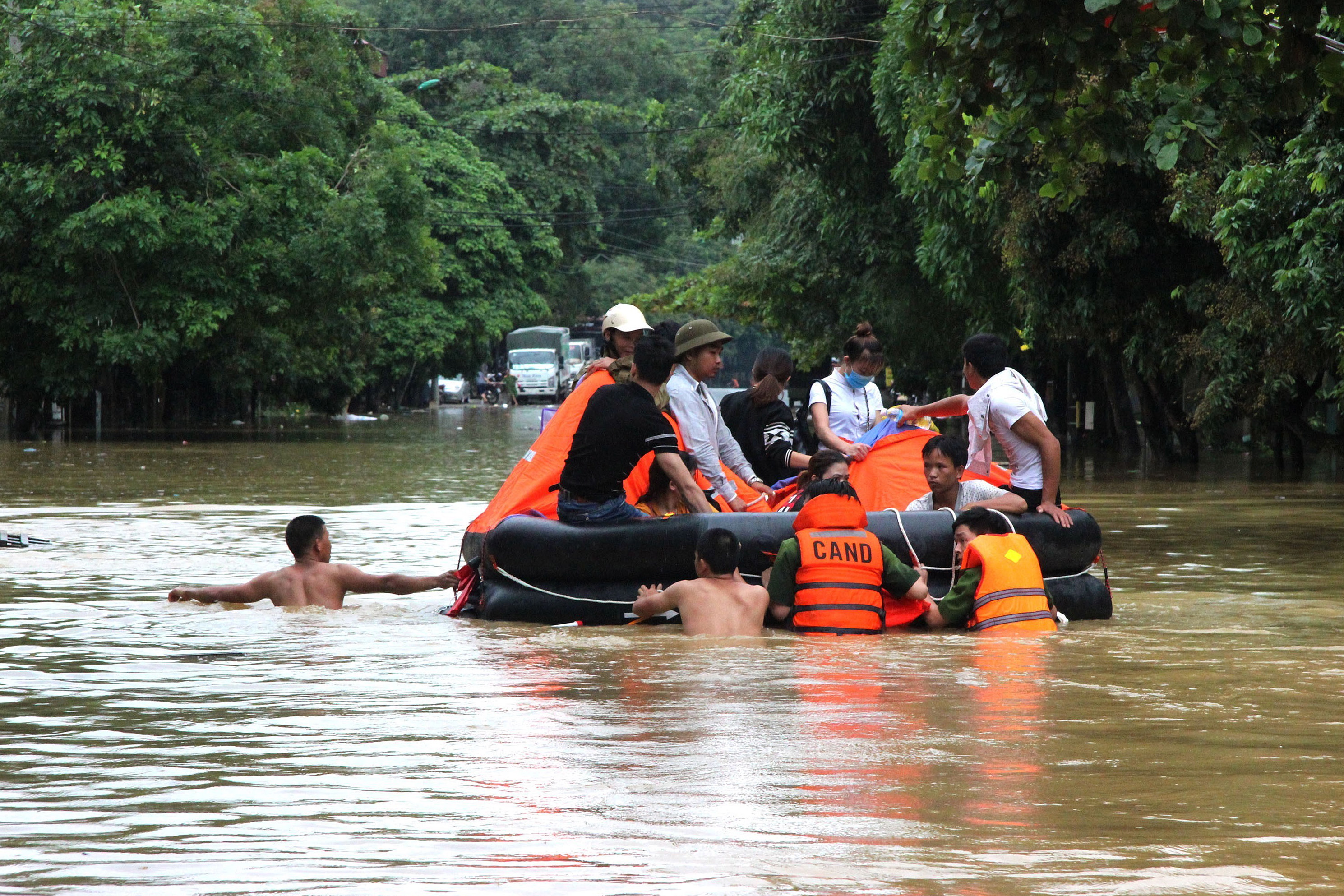 Βιετνάμ: 15 νεκροί από πλημμυρών και κατολισθήσεις [Εικόνες]