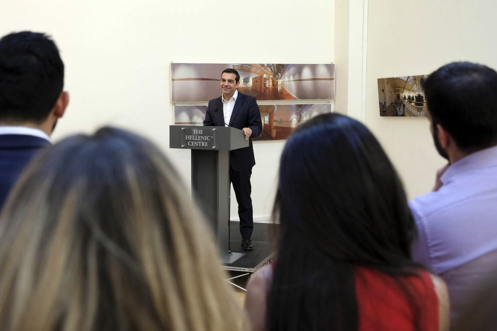 Τσίπρας: Στο στόχαστρο της λαϊκής οργής στο Λονδίνο