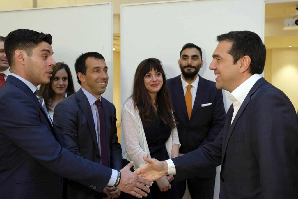 Tsipras to meet with Theresa May, seeks to attract investors in London