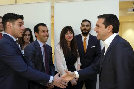 Tsipras to meet with Theresa May, seeks to attract investors in London