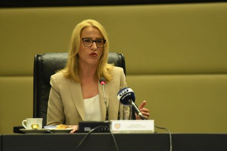 Οταν η Δούρου προκαλεί την… Ρένα